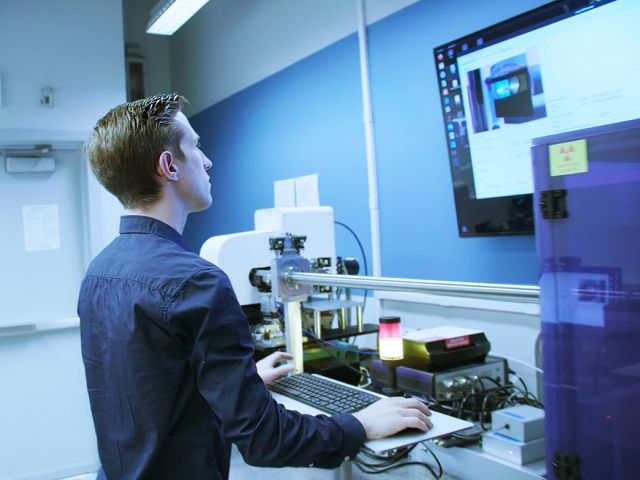 Image of Phillip Kohl using the SAXS